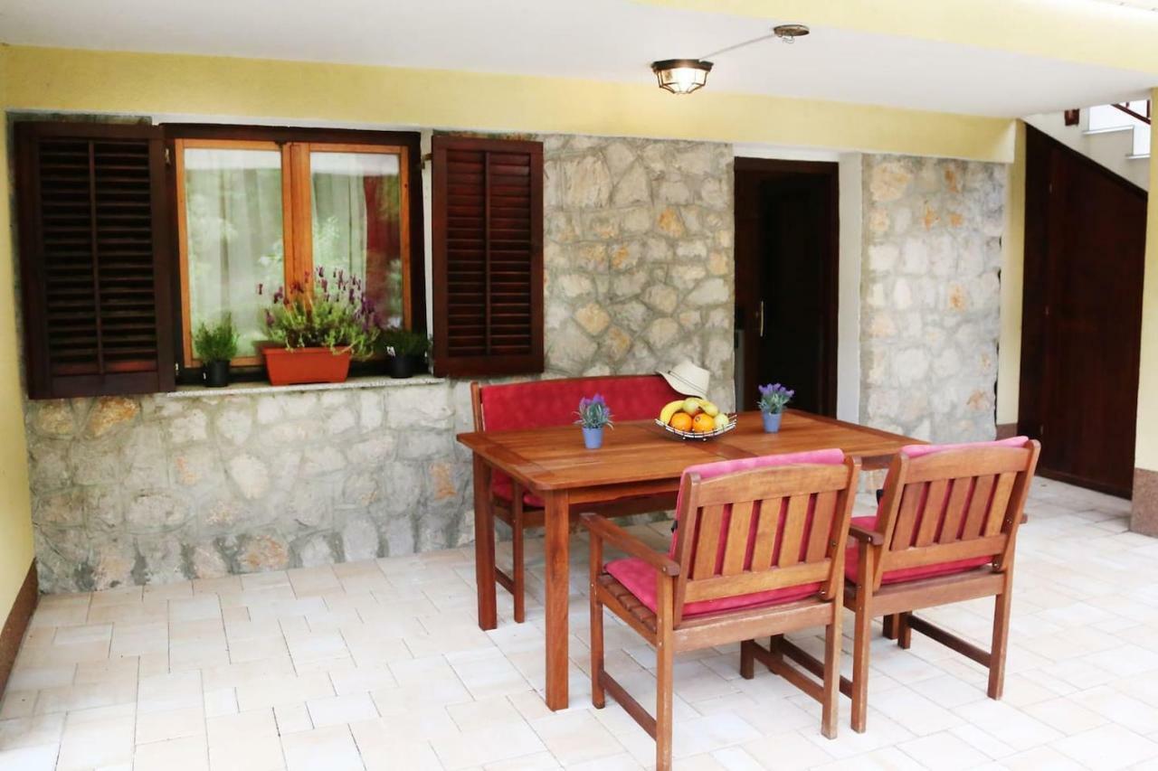 Authentic Apartment On The Seaside Omišalj Kültér fotó